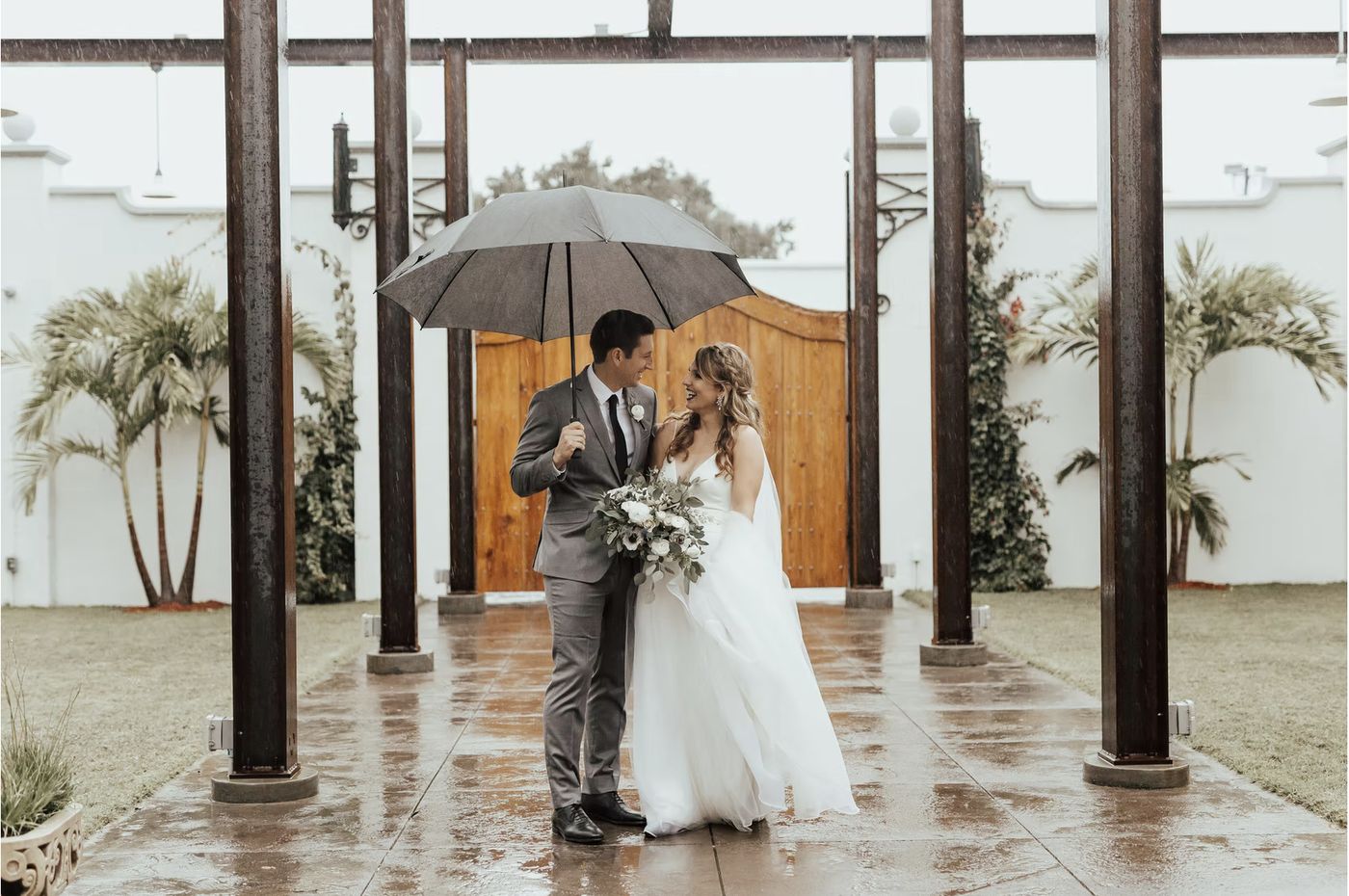 A couple beneath the colonnade in the garden at Venue 650